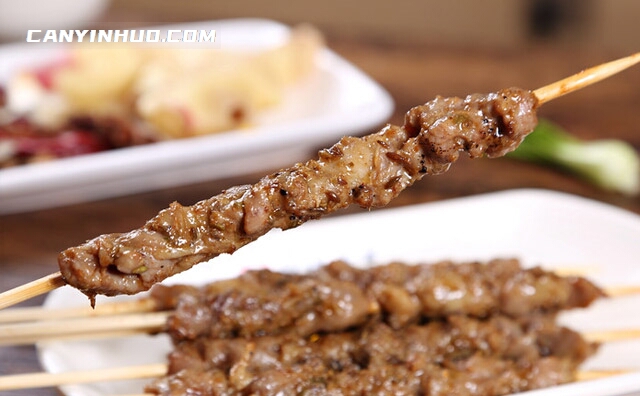 如何才能烤出更美的羊肉串,烤羊肉串的做法技巧