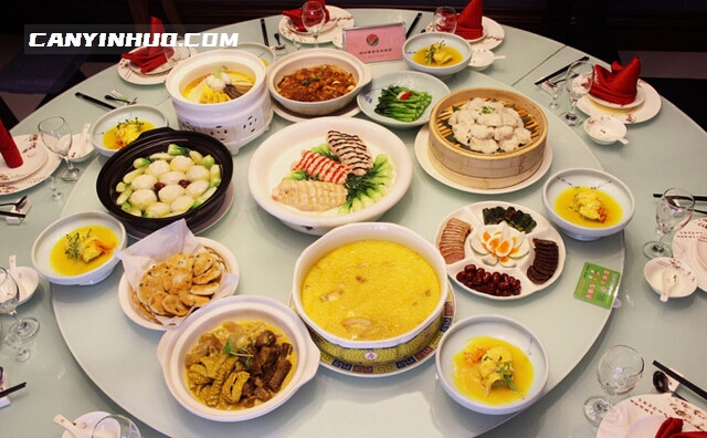 开一家餐饮店服务员需要与顾客沟通有哪些技巧