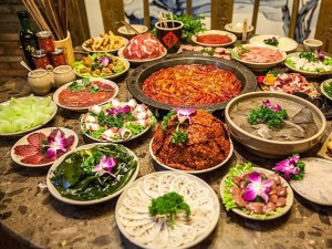 随着餐饮行业的更新迭代，许多餐饮店如同雨后春笋般冒出来，然而市面上餐饮品牌同质化太严重，如何做到让食客耳目一新是很多创业