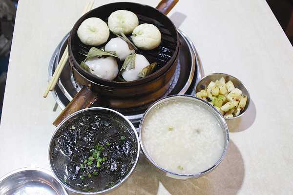 粥也叫稀饭，通常作为早餐或者晚餐的主食，都是采用五谷杂粮熬制而成，注重营养的搭配，因为五谷是具有凉性和热性之分的，可以热凉合理的搭配，这样有助于人体的健康，粥属于半流质食物，比较容易被人体的肠胃所消化