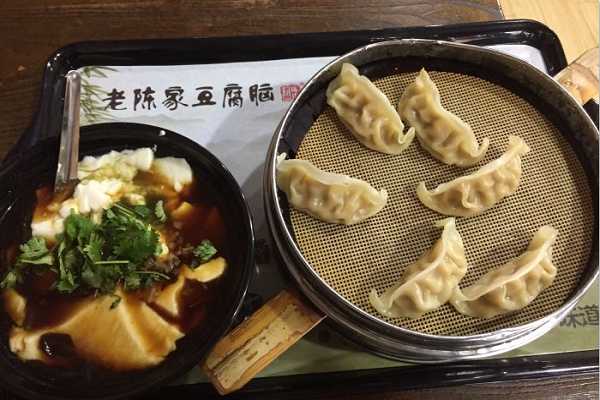 豆腐脑是我国传统美食之一，在我国有着很多年的发展历史。豆腐脑主要加工原材料是大豆，大豆中含有大量的蛋白质等营养物质，所以豆腐脑有着很高的营养价值。豆腐脑是一种老少皆宜的美食，在食用的过程中，老许白糖，