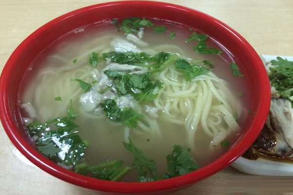 面食，是中国的传统美食，在每个地区都有着自己独特的面食产品，能够代表这个地区的文化和习俗。拉面，相信大家都吃过，拉面现在在各个地区都有着广大的消费者全体，消费者接受程度高，亮亮拉面是广大消费者非常喜欢