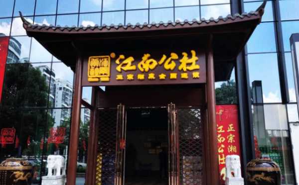 特色餐馆是目前市场上发展十分火热头一种店铺，很多人对于家常饭店以及特色餐馆十分的热衷，去饭店品尝美食已经成为很多人的一种生活休闲方式，目前市场上的饭店品牌众多，特色餐馆的发展给饮食市场注入了新鲜的活力