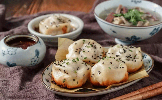 开煎饺店前期需要准备什么加盟？现在，餐饮这个行业发展很快。煎饺作为这个行业的特色食品，受到很多消费者的青睐，也是很多年轻创业者致富的首选。为了更好的做好生煎包加盟店的生意，前期的准备工作非常重要。那么